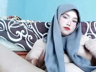 Masturbation Of A Horny Jilbab Girl Causes Fluid To Come Out Of Her Vagina Until It Is Wet